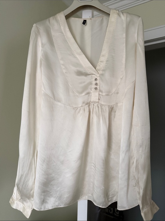 Tahari Tops - Tahari Cream Silk Blouse with V-Neck long sleeve women blouse Detail size S